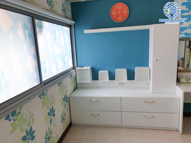 *****คอนโดมิเนียมมือสองย่านนนทบุรี โครงการป๊อปปูล่าคอนโดมิเนียม เลียบคลองประปา เนื้อที่ 28.4 ตร.ม. ฟังก์ชัน 1 ห้องนอน 1 ห้องน้ำ 1 ห้องนั่งเล่น บนทำเลใจกลางเมืองทองธานี เชื่อมต่อถ.ติวานนท์, ถ.แจ้งวัฒนะ ใกล้ทางด่วน "เมืองทอง" และรถไฟฟ้า (ในอนาคต) สายสีชมพู "สถานีปากเกร็ด"